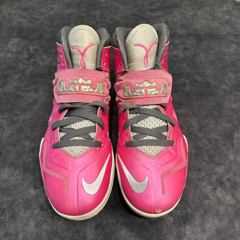Nike Zoom Soldier VII Think Pink LeBron James Shoes Kay Yow 599264-600 Size 8